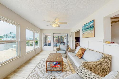 een woonkamer met een bank, stoelen en een tafel bij Sunsets and Dolphins in Hernando Beach