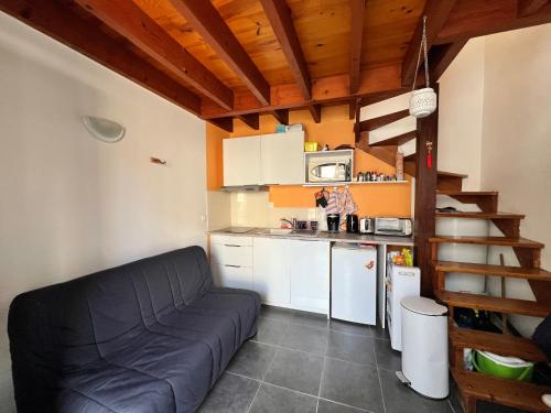 un salon avec un canapé et une cuisine dans l'établissement Duplex cosy Bordeaux centre, à Bordeaux