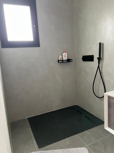 un coin d'une pièce avec une douche avec une fenêtre dans l'établissement Maison 2 chambres, à Figari