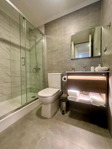 Ένα μπάνιο στο Amplio y equipado departamento