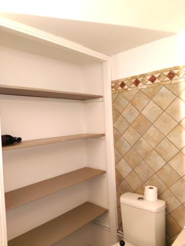 une salle de bain avec toilettes et douche dans l'établissement La mouette rieuse, à Saintes-Maries-de-la-Mer