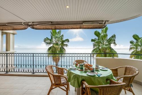 - une table sur un balcon avec vue sur l'océan dans l'établissement Admiral Plaza Sea View - Happy Rentals, à Menton