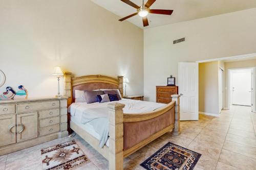 エイボンデールにあるAvondale Abodeのベッドルーム1室(大型ベッド1台、シーリングファン付)