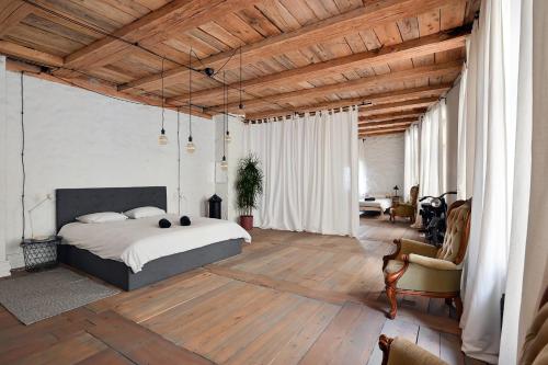 Postel nebo postele na pokoji v ubytování Doma Church apartment