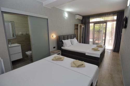 En eller flere senge i et værelse på Vila Galleon