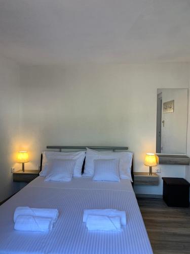 Un dormitorio con una cama grande con dos almohadas blancas. en Adriatic Pearl, en Dramalj