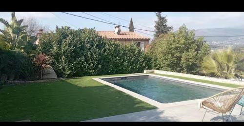 une piscine dans la cour d'une maison dans l'établissement Mouans Sartoux studio with pool access, à Mouans-Sartoux
