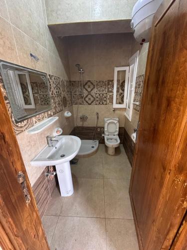 une salle de bain avec un lavabo et des toilettes dans l'établissement Villa Hana green beach, à El Alamein