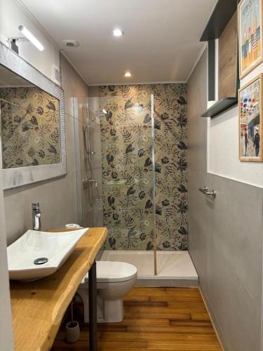 une salle de bain avec une douche, des toilettes et un lavabo dans l'établissement Comfortable house for 4 guests in Saint-Côme-du-Mont, à Saint-Côme-du-Mont