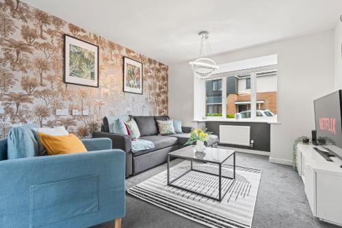 a living room with a couch and a tv at #16 Stunning 3 Bed home- near Core Theatre -Sleeps 7- Perfect for contractors and families - Free parking in Marston Green