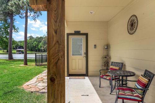 Zahrada ubytování Sunset Cove 1 - Lakefront Retreat Waterfront with Spectacular Sunset Views