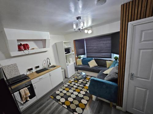 Posezení v ubytování Femros Apartments, 15mins to city center.