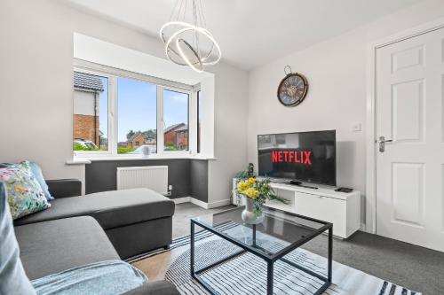a living room with a couch and a tv at #16 Stunning 3 Bed home- near Core Theatre -Sleeps 7- Perfect for contractors and families - Free parking in Marston Green