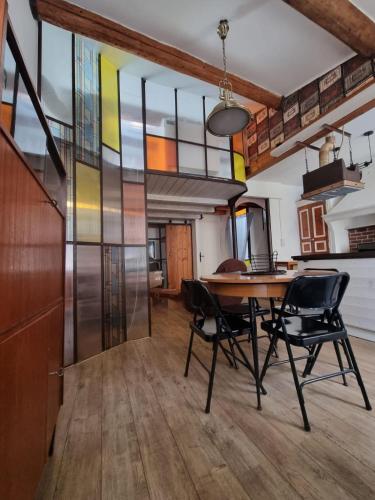 une salle à manger avec une table et des chaises en bois dans l'établissement App'Art, à La Ciotat