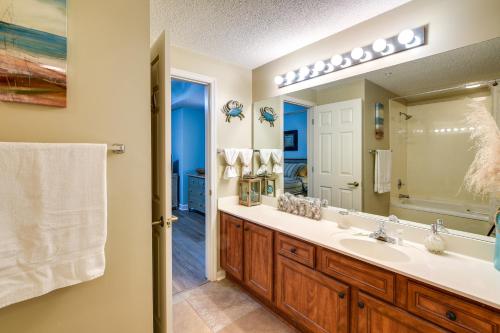 un bagno con un lavandino e un grande specchio di Golf Course Home with Balcony in North Myrtle Beach! a North Myrtle Beach