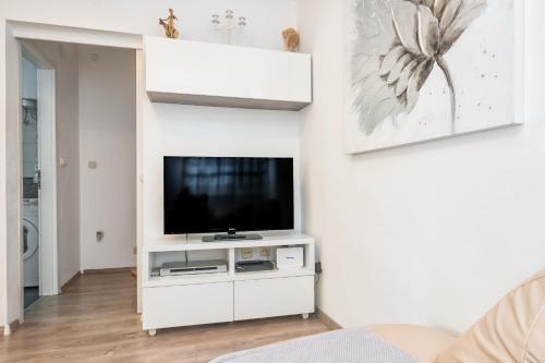 Split Private House - Terrace, Free Parking & Comfort