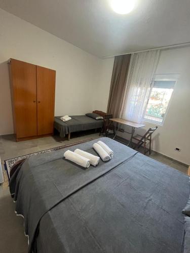una camera da letto con un grande letto con asciugamani sopra di Vila Bella a Durrës
