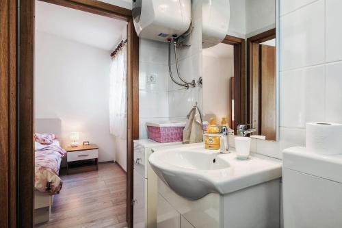 Split Private House - Terrace, Free Parking & Comfort