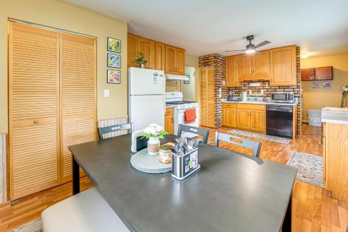 Una cocina o zona de cocina en 8 Mi to Nature Center Streamwood Gem with Yard!