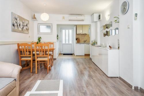 Split Private House - Terrace, Free Parking & Comfort