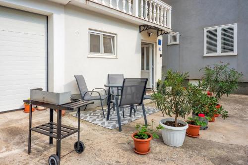 Split Private House - Terrace, Free Parking & Comfort