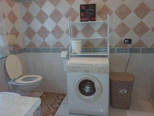 Casa Murru في غيراسول: حمام مع غسالة ومرحاض