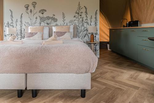 Postel nebo postele na pokoji v ubytování Luxe Glamping Lodge Dahlia