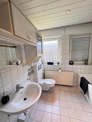 Koupelna v ubytování Stilvolle Unterkunft mit modernem Flair und viel Platz für gemeinsame Erlebnisse