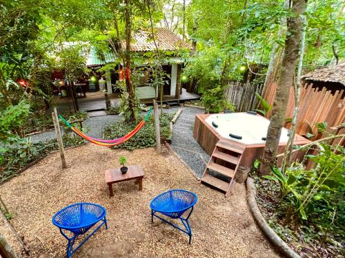a backyard with a hammock and a hot tub at Vila AMZ, Hostel Experiências in Alter do Chao