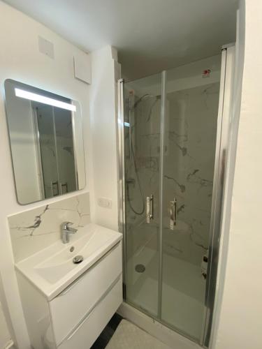 une salle de bain avec un lavabo et une douche dans l'établissement L'Escapade Aixoise hyper centre historique studios free netfilx wifi romantics apartments historic center, à Aix-en-Provence