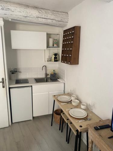 Kuchyň nebo kuchyňský kout v ubytování L'Escapade Aixoise hyper centre historique studios free netfilx wifi romantics apartments historic center