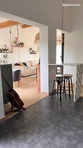 un salon avec une table et un canapé dans l'établissement Casa Ozeana, à Biarritz