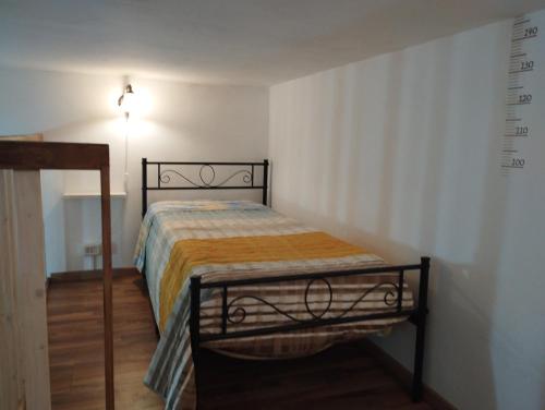 a small bedroom with a bed in a room at Casetta nel borgo Panta Rhei in Sternatia