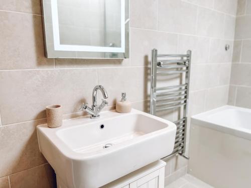 Koupelna v ubytování River-View Loft, sleeps 4, with parking