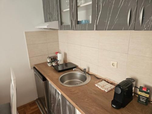 Η κουζίνα ή μικρή κουζίνα στο Apartman Odmor012