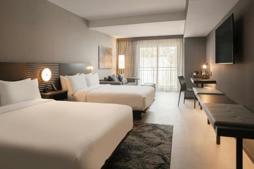 Giường trong phòng chung tại AC Hotel Asheville Biltmore Village