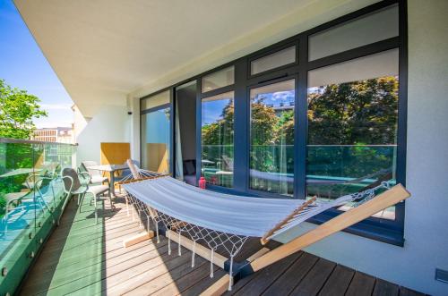 Family Apartment with 2 bedrooms, huge balcony, Free parking, 10 minutes walk to Main Square and Kazimierz District