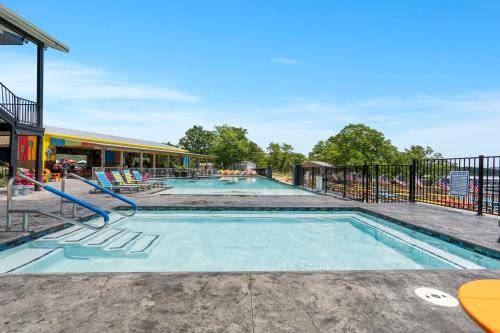 Swimmingpoolen hos eller tæt på Rock Lane Resort & Marina