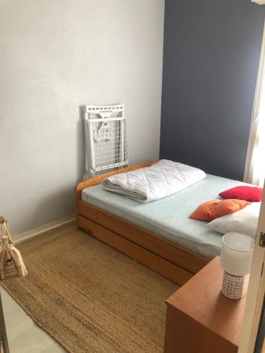 - une chambre avec un lit et un panier sur le mur dans l'établissement Bel appartement à moins de 100m de la plage, à Seignosse
