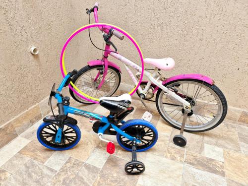 two bikes are parked next to a wall at Casa em Condomínio com Piscina Privativa in Araruama