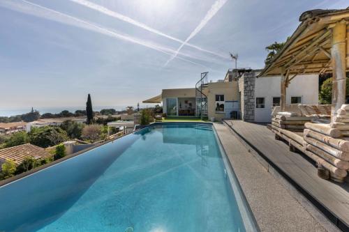 une piscine dans l'arrière-cour d'une maison dans l'établissement 06 Bl - Superb contemporary villa with sea view, à Villeneuve-Loubet