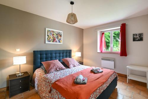 une chambre avec un lit avec des chaussures dessus dans l'établissement La Hulotte - Paisibilité et Patrimoine, à Vaux-sur-Aure