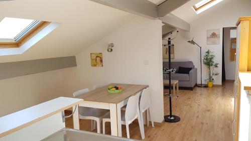 une salle à manger et un salon avec une table et des chaises dans l'établissement L'escapade Landaise, Confort, Plage et Soleil, à Dax