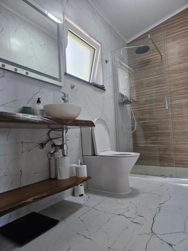 Ένα μπάνιο στο WestCanyon Apartments