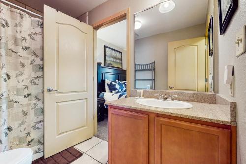 Ένα μπάνιο στο Mountain View Condo 5502
