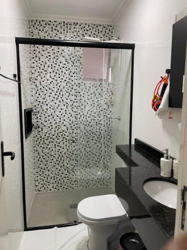 a bathroom with a shower with a toilet and a sink at Apartamento 3 quartos, conforto e espaço no centro in Foz do Iguaçu