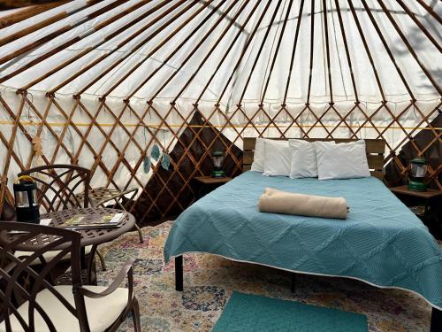 Whitetail Creek Camping Resort في Lead: غرفة نوم مع سرير في يورت