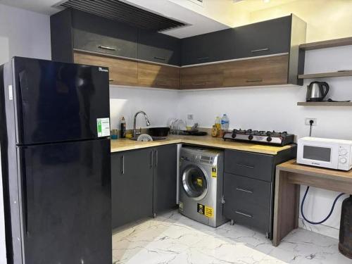 Η κουζίνα ή μικρή κουζίνα στο live in luxury hotel-style apartment in the heart of the city