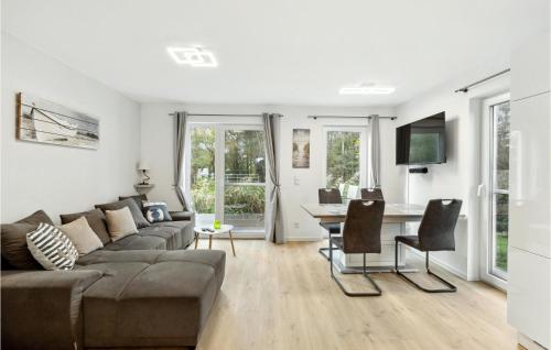 ein Wohnzimmer mit Sofa und Tisch in der Unterkunft Puettenhuus in Tossenserdeich