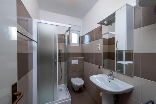 Kúpeľňa v ubytovaní Apartment in Duce with sea view, terrace, air conditioning, WiFi 3423-3